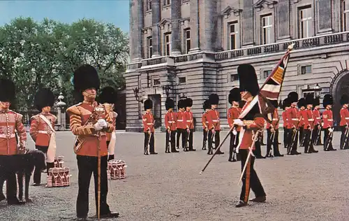 1476 - Großbritannien - London , Buckingham Palace , Changing the Guards Ceremony - gelaufen 1970