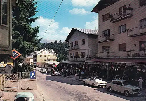 1799 - Italien - Tarvisio , Via Vittorio Veneto , Il mercato , Vittorio Veneto Straße , Markt , Agfa , Auto - gelaufen