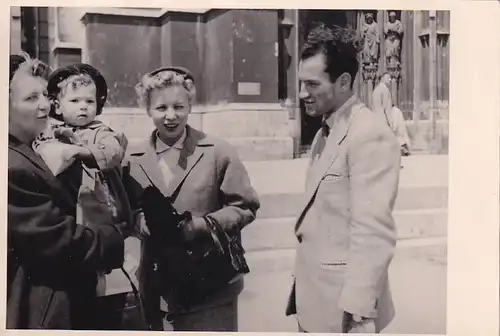 1940 -  - Aufnahme Mann , zwei Frauen und Kleinkind