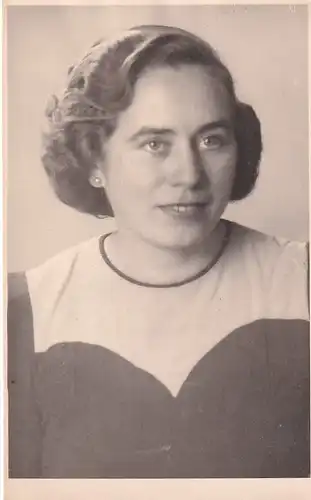 1954 -  - Portrait einer Frau