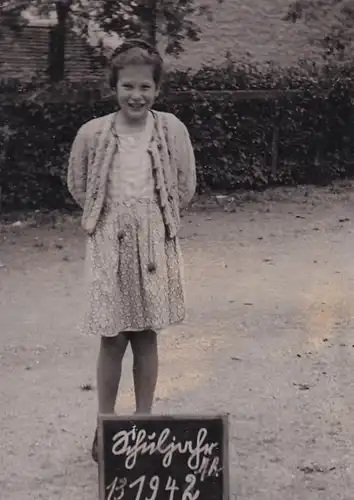 1981 -  - Aufnahme eines Mädchens v. 1942 -  1942