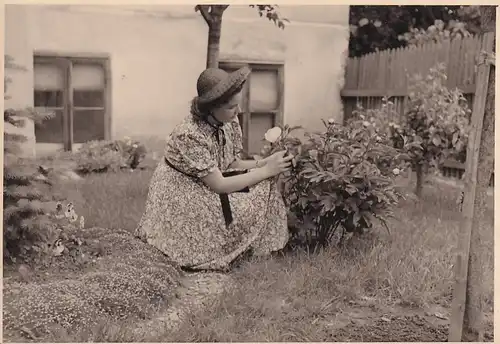 1989 -  - Aufnahme einer Frau mit Kleid und Hut im Garten , Blumen
