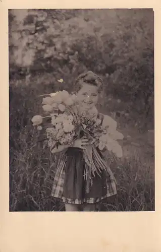 2008 -  - Aufnahme Kind mit Blumenstrauß