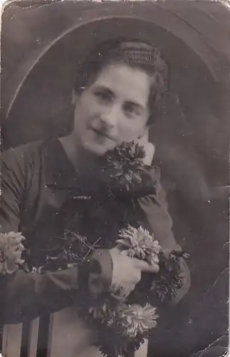 2047 - Österreich - Aunahme Frau mit Blumen v. 1915 -  1915