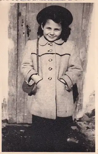 2261 -  - Aufnahme eines Mädchens v. 1947 -  1947