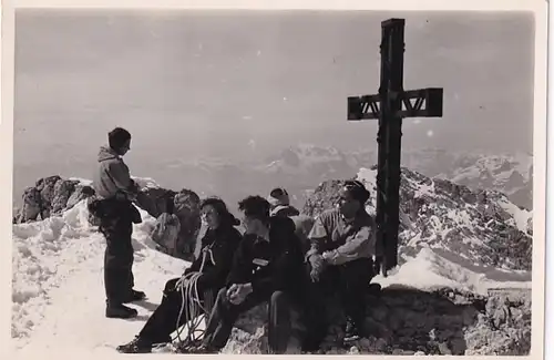 2262 -  - Aufnahme einer Gruppe Bergsteiger am Dachstein Gipfelkreuz