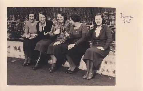 2370 - Österreich - Aufnahme von fünf Frauen v. 1935 - nicht gelaufen