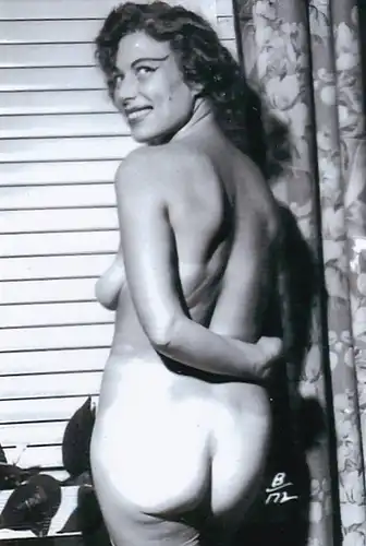 2448 - Erotische Aufnahme einer Frau ca. 1950 , Reproduktion