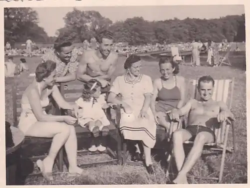 2591 - Aufnahme einer Gruppe Personen im Urlaub v. 1942