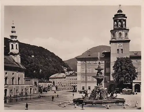 2637 - Österreich - Salzburg , Residenzplatz mit Hofbrunnen u. Glockenspiel