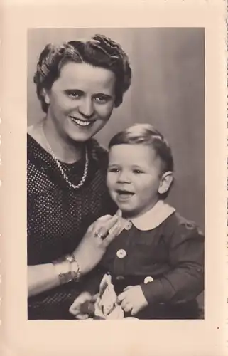 3523 -  - Aufnahme Frau und Kind v. 1941
