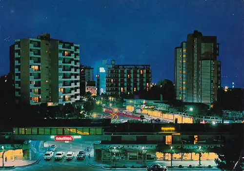 3694 - Italien - Lignano Pineta , Il centro di notte , Das Zentrum bei Nacht - gelaufen 1974