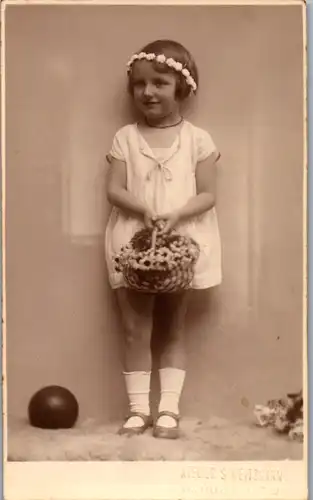 5110  - Aufnahme eines Mädchen mit Kopfschmuck und Korb v. 1931