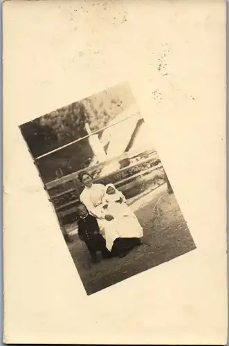 5587  - Fotokarte , Frau mit zwei Kindern - gelaufen 1906
