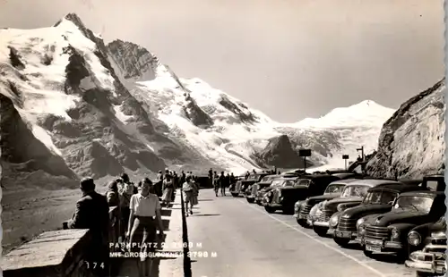 5715 - Kärnten - Großglockner , Hochalpenstraße , Parkplatz 2 mit Großglockner , Auto - gelaufen 1960