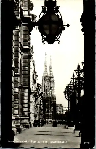 5769 - Wien - Votivkirche , Blick aus den Rathausarkaden - gelaufen 1959