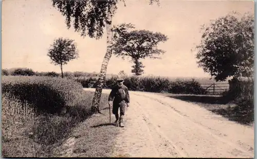 6529 - Steiermark - Pöllau , Mann spaziert an der Straße - gelaufen