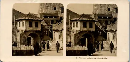 6601 - Bosnien und Herzegovina - Mostar , Aufstieg zur Römerbrücke