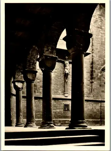 7134 - Deutschland - Essen , Münsterkirche , Blick in das Atrium , Kruzifix - nicht gelaufen