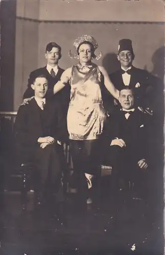 7406 -  - Aufnahme Käte Kivernagel mit einer Gruppe Personen , Kostüm