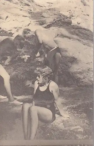 7408 -  - Aufnahme Frau mit zwei Männern , Strand , Bademode