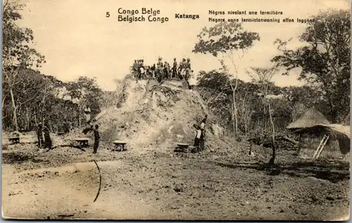 8939 - Belgisch Congo - Congo Belge , Katanga , Negres nivelant une termitiere - gelaufen