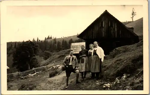 9532 - Aufnahme - Vier Personen vor einer Berghütte , Tracht - gelaufen