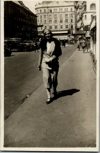 9721 - Motiv - Frau am Gehsteig , Auto - nicht gelaufen 1931