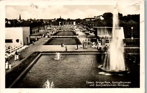 9853 - Deutschland - Essen , Gruga Park , Springbrunnen und Sommerblumen Terrasse , Brunnen - gelaufen 1941