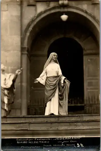 9946 - Salzburg - Salzburger Festspiele , Jedermann , Helene Thimig , vor dem Dom - nicht gelaufen