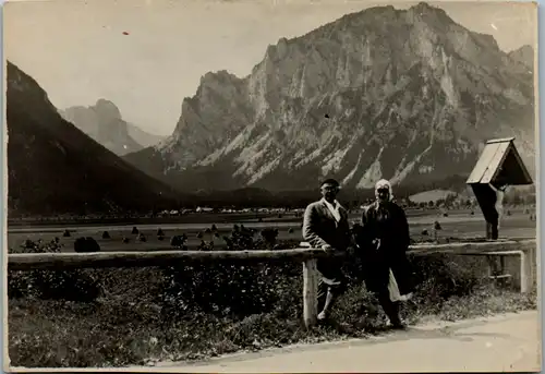 10638 - Aufnahme - Zwei Personen vor Bergkulisse