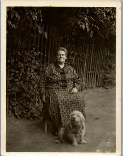 10645 - Aufnahme - Frau mit Hund , Notiz rückseitig v. 1931
