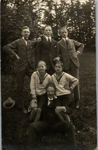 10649 - Aufnahme - Mann mit fünf Kindern , Judendlichen - gelaufen 1920