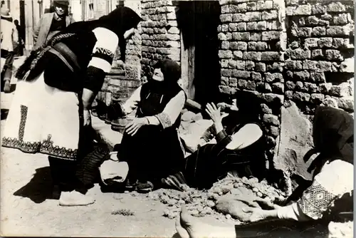 10767 - Mazedonien - Bitola , alte Frauen auf der Straße verkaufen Kartoffeln - nicht gelaufen 1957