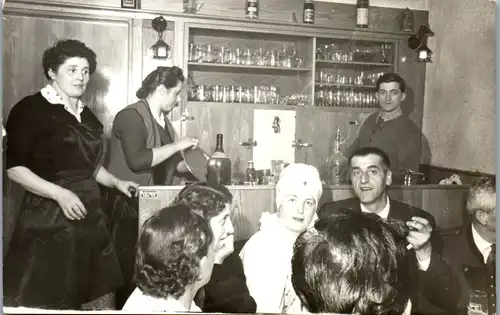 10916 -  - Aufnahme einer Gruppe Personen im Gasthaus v. 1959 - nicht gelaufen