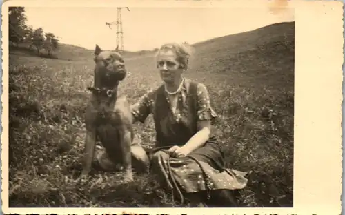 10918 -  - Aufnahme Frau mit Hund , Boxer - nicht gelaufen