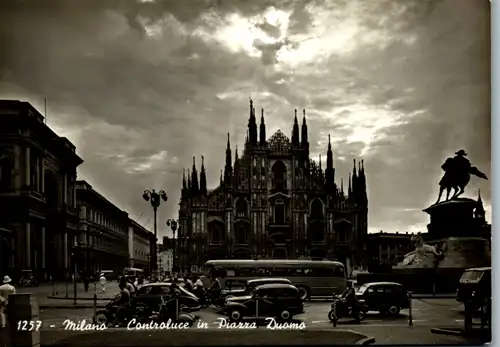 12597 - Italien - Milano , Mailand , Controluce in Piazza Duomo , Bus Auto  - nicht gelaufen