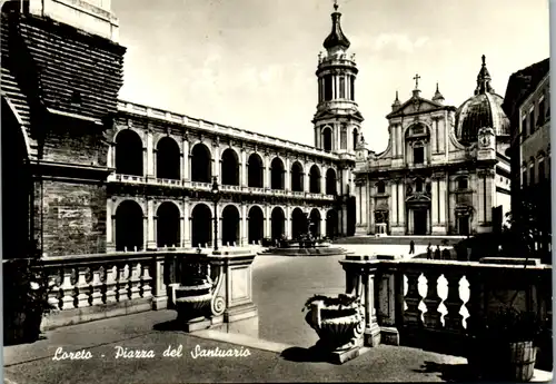 12720 - Italien - Loreto , Piazza del Santuario , In S. Casa ho pregato per Voi , Saluti ed auguri cari - gelaufen 1961