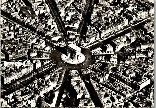 12723 - Frankreich - Paris , Place et l' Arc de Triomphe de l' Etoile , perspective des 12 Avenues - gelaufen 1961