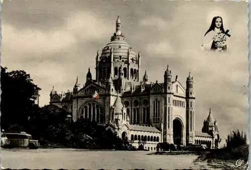 12737 - Frankreich - Lisieux , L' Avenue pres de la Basilique - nicht gelaufen