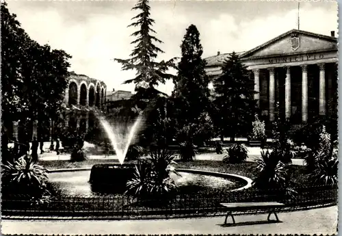 12822 - Italien - Verona , Piazza Bra , Municipio , Springbrunnen - nicht gelaufen