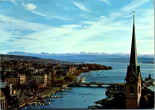 12972 - Schweiz - Zürich , Blick vom St. Peterturm auf Fraumünster , Bellevue , Quaibrücke , See und Alpen - gelaufen 1980