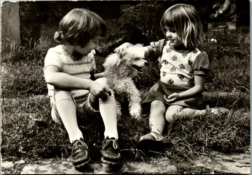 12974 -  - Kinder , Szene , Hund - gelaufen 1980