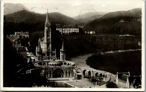 13385 - Frankreich - Lourdes , La Basilique vue du Chateau - gelaufen 1947