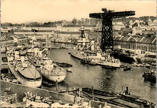 13414 - Frankreich - Brest , Le Port de Guerre , Le Cuirasse Lorraine sous la grande grue a gauche Jeanne d'Arc et Emile Bertin - nicht gelaufen