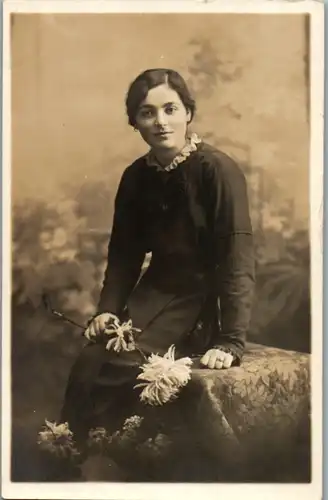 13731 - Aufnahme - Frau mit Blumen sitzend v. 1916