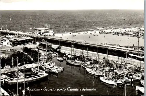 13498 - Italien - Riccione , Scorcio porto Canale e spaggia - gelaufen 1966