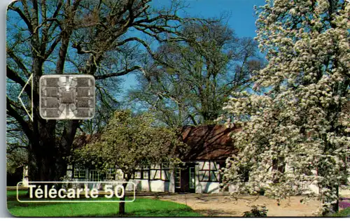 16018 - Frankreich - Motiv , Landschaft , Haus , blühende Bäume