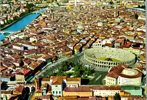 22010 - Italien - Verona , Panorama dall' aero con arena - nicht gelaufen