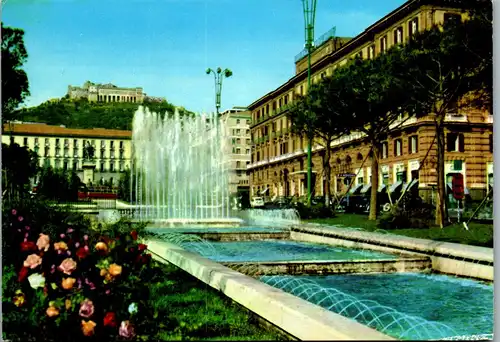 22033 - Italien - Napoli , Piazza Municipio , Fontana e Castel S. Elmo - gelaufen 1975